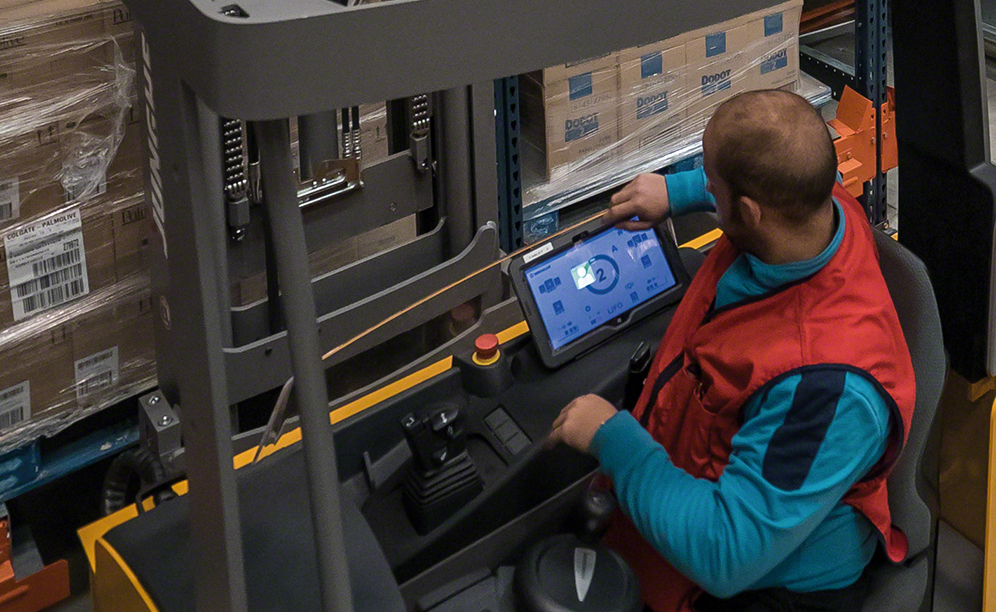 Każdy wózek Pallet Shuttle pracujący w obiekcie obsługiwany jest za pomocą tabletu z łączem Wi-Fi z zainstalowanym przeznaczonym do tego oprogramowaniem