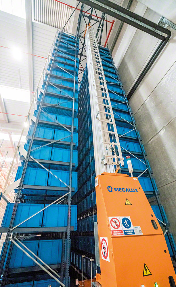 Automatyczny magazyn pojemnikowy miniload składa się z jednego korytarza, po którego obu stronach usytuowane są regały o podwójnej głębokości, mierzące 33 m długości i 11 m wysokości