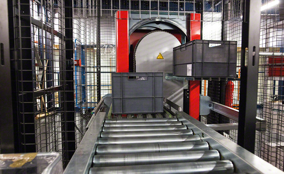 Automatyczna winda pojemnikowa transportuje pojemniki na odpowiednie kondygnacje