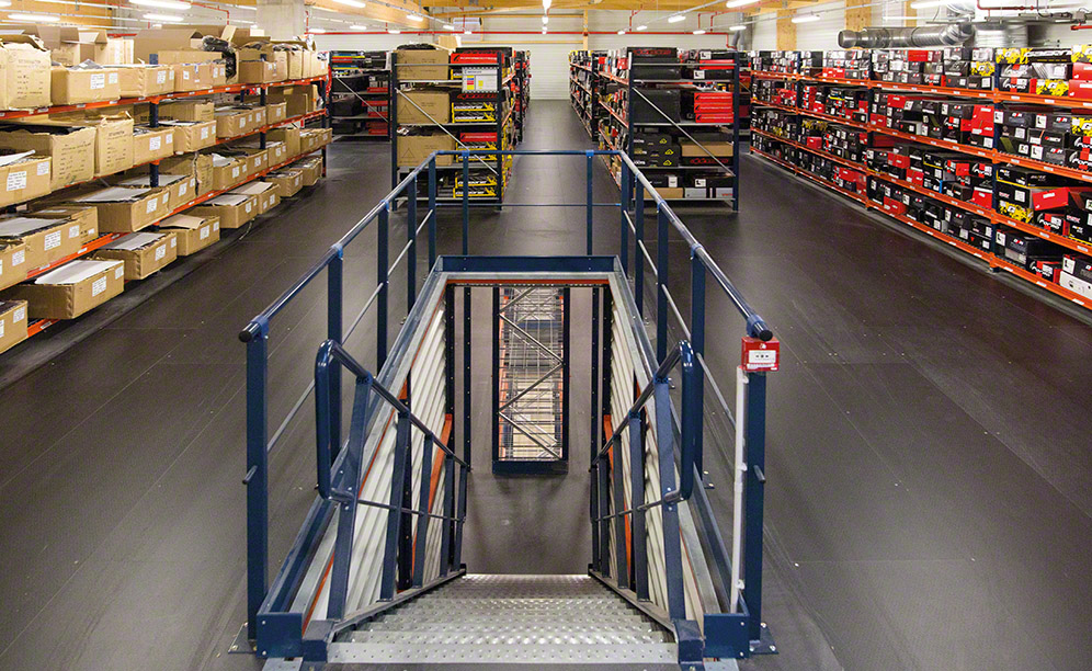 Cztery rozmieszczone optymalnie ciągi schodów umożliwiają pracownikom magazynu dostęp do poszczególnych kondygnacji