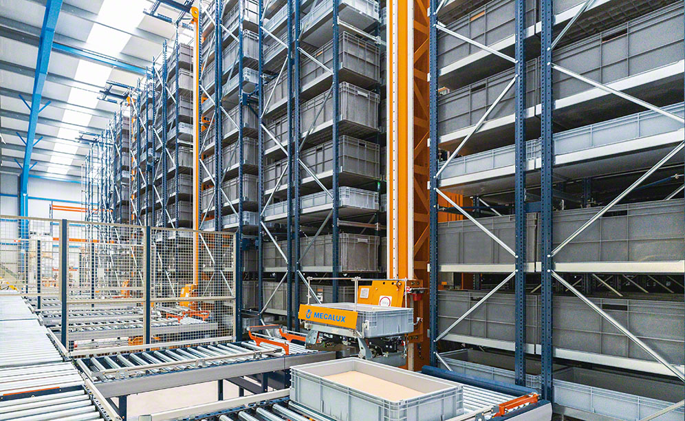 W magazynie automatycznym na zaledwie 625 m² składuje się 8000 pojemników
