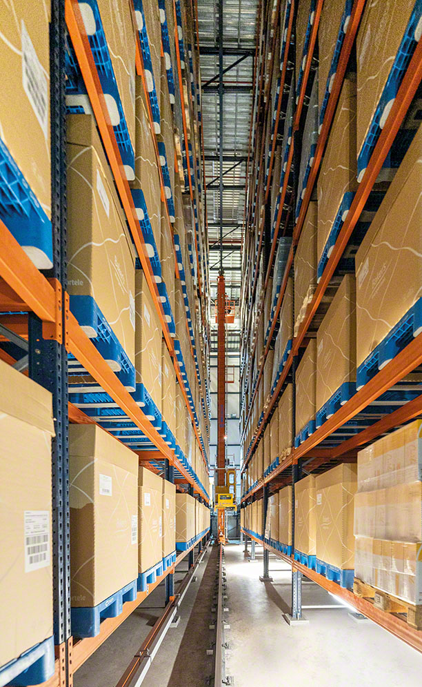Automatyczny magazyn samonośny z trzema korytarzami o długości 65 m