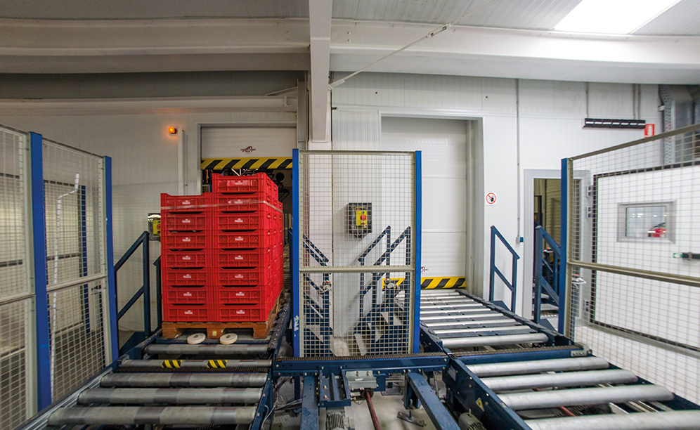 Stanowisko wejścia znajduje się w dolnej części budynku, następnie produkty są transportowane na wyższy poziom i składowane w magazynie