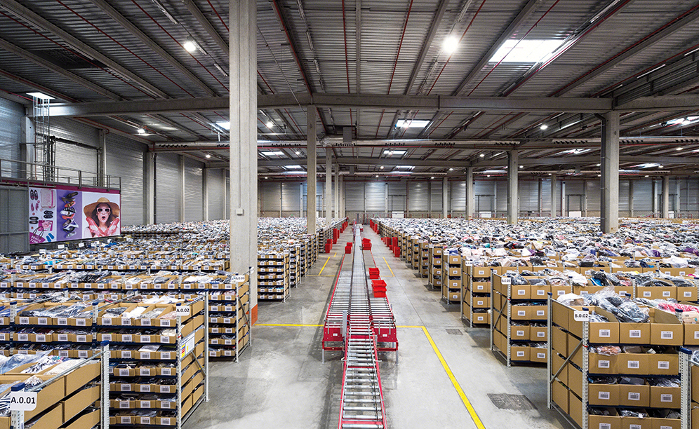 Hala 1 jest w stanie pomieścić ponad 145 000 pojemników z obuwiem, odzieżą, torbami oraz innymi akcesoriami