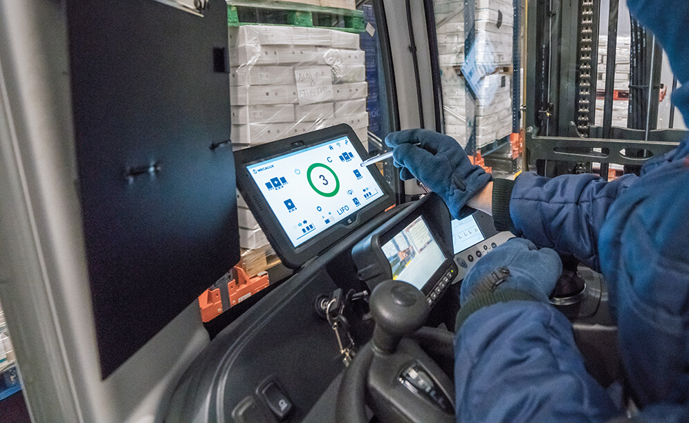 Wózek Pallet Shuttle wykonuje polecenia operatora wydawane za pomocą tabletu z łączem Wi-Fi