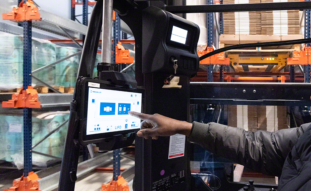 Operatorzy sterują wózkami Pallet Shuttle za pomocą tabletu z łączem wi-fi