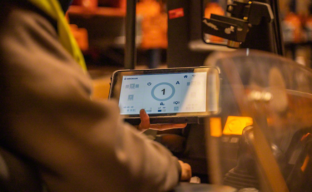 Operatorzy w GM Technology zarządzają wózkami Pallet Shuttle za pomocą tabletu